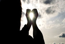 海博体育：被林良铭踢到头部，沙媒：卡迪什重伤，已被送往医院接受治疗.